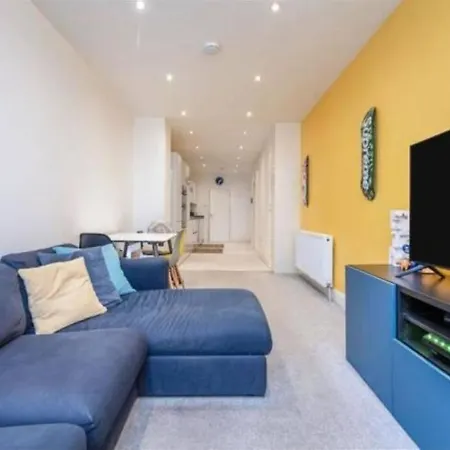 Contemporary 3 Bed Apartment In Hendon Central.
